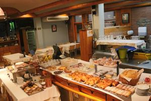 
a buffet table filled with lots of food at Hotel Restaurant Les Brases in Sort
