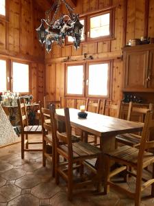 una sala da pranzo con tavolo e sedie in legno di Chalet Chez Sophie a Hérémence