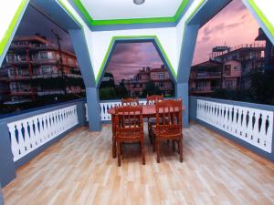 Un balcón o terraza en Pokhara Backpackers Hostel
