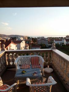 a balcony with a table and chairs on a balcony at Guesthouse Mare Bar in Bar
