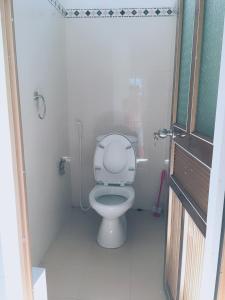 une petite salle de bain avec des toilettes avec le couvercle relevé dans l'établissement Hung Anh Homestay, à Ninh Binh 46 autres photos