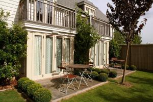 a house with a table and chairs in the yard at The Lion Inn in Chelmsford
