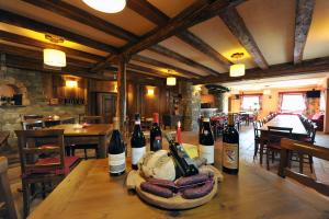 een bos flessen wijn zittend op een tafel bij Affittacamere Le Relais De La Grandze in Doues
