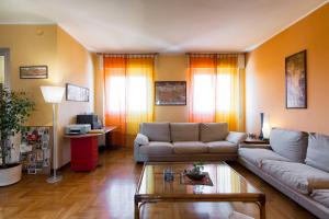 sala de estar con sofá y mesa en Appartamento 160 mq, en Milán