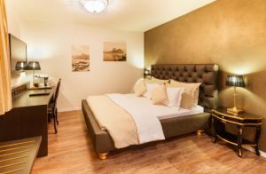 Un pat sau paturi într-o cameră la Business Hotel First