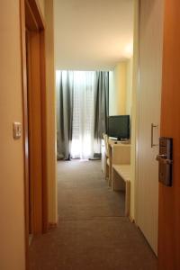 TV a/nebo společenská místnost v ubytování Savoy Hotel