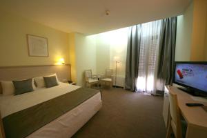 TV a/nebo společenská místnost v ubytování Savoy Hotel