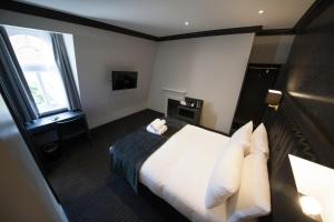 Tempat tidur dalam kamar di The Duke Rooms London