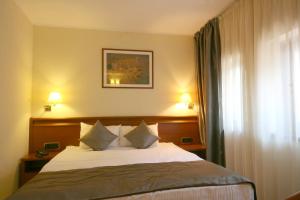 Postel nebo postele na pokoji v ubytování Savoy Hotel