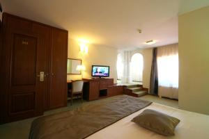 Postel nebo postele na pokoji v ubytování Savoy Hotel
