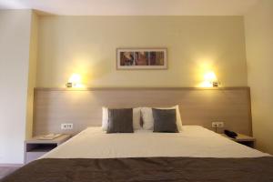 Postel nebo postele na pokoji v ubytování Savoy Hotel