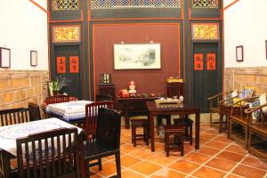 ein Restaurant mit Tischen und Stühlen in einem Zimmer in der Unterkunft No. 86 Homestay of Shuitou in Jincheng