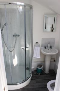 W łazience znajduje się prysznic i umywalka. w obiekcie Sea-Esta w mieście Weymouth
