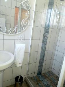 een badkamer met een douche en een wastafel bij Blessings Guesthouse in Newcastle