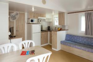 Kuchyň nebo kuchyňský kout v ubytování Camping Platja Cambrils