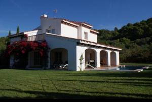 サント・トマスにあるVilla Macarena menorcaの庭とプール付きの大きな白い家