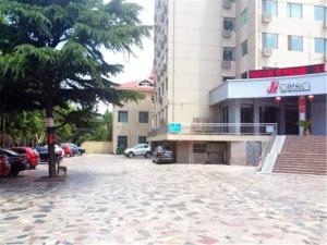a parking lot in front of a building at Jinjiang Inn Qingdao Cangkou Park in Qingdao
