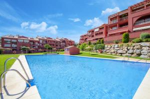 ein Pool vor einigen Apartmentgebäuden in der Unterkunft Gorgeous 170 sq.m. penthouse with sea view terraces in Benalmádena