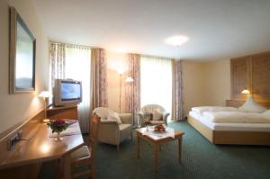 een hotelkamer met een bed en een televisie bij Hotel & Restaurant Dornweiler Hof in Illertissen