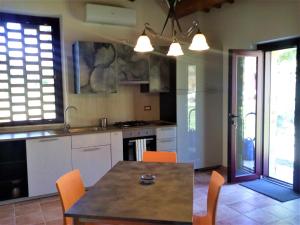 Kuchyň nebo kuchyňský kout v ubytování Agriturismo Forestale Luti