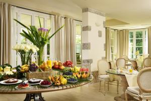 a table with fruits and vegetables on it in a living room at Villa Roma Imperiale in Forte dei Marmi