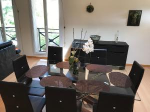 comedor con mesa de cristal y sillas en Casa Cacao près plage et vélodrome, en Marsella