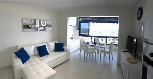 サンアグスティンにあるBello Horizonteのリビングルーム(白いソファ、テーブル付)