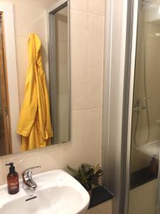 ビーゴにあるLar Atlánticaのバスルーム(シンク、鏡、シャワー付)