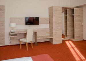 TV a/nebo společenská místnost v ubytování Gasthaus-Pension Schwarzer Graf