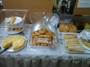 einen Tisch mit verschiedenen Arten von Gebäck und Kuchen in der Unterkunft Residencia Alclausell in Tarragona