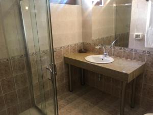 A bathroom at Hotel Gloria Palace Diplomat Még 19 kép
