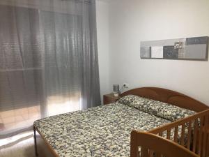 アルカナルにあるApartament Agutzil de Marのベッドルーム(ベッド1台、窓付)