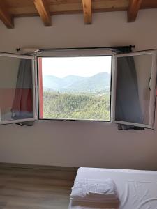 Vista generica sulle montagne o vista sulle montagne dall'interno dell'agriturismo