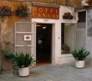 Hotel Caneva tesisinin ön cephesi veya girişi