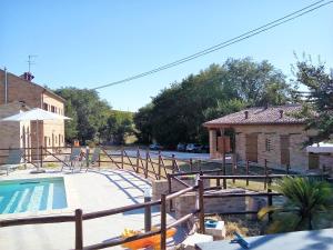 Bazén v ubytování Agriturismo Forestale Luti nebo v jeho okolí