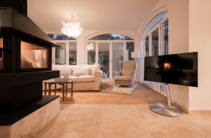 a living room with a fireplace and a tv at Villa Valparaiso in Alhama de Granada