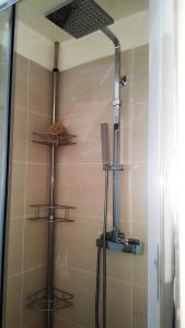y baño con ducha y 3 estanterías. en Bello Horizonte, en San Agustín