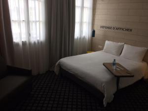 a hotel room with a bed and a table at ibis Styles Chalons en Champagne Centre in Chalons en Champagne