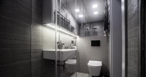 La salle de bains est pourvue d'un lavabo et de toilettes. dans l'établissement Swiety 7, à Poznań