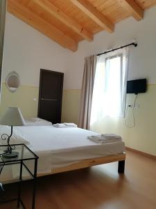 1 dormitorio con cama y ventana en I Gelsi e i Castagni, en Polverara