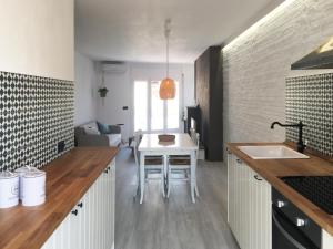 Villa Dolce Vita في بالاموس: مطبخ مع طاولة وغرفة طعام
