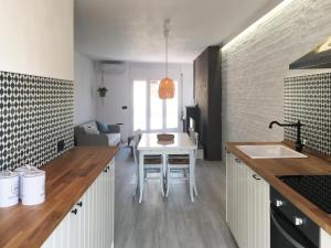 cocina con mesa y comedor en Villa Dolce Vita, en Palamós