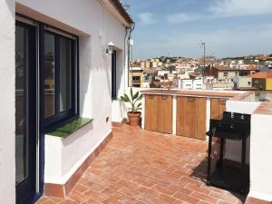 balcón con vistas a la ciudad en Villa Dolce Vita, en Palamós