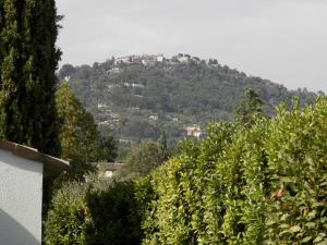 a view of a mountain with houses on a hill at la pinède in Peymeinade
