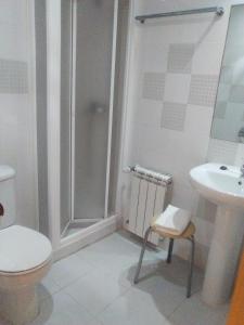 y baño con ducha, aseo y lavamanos. en Hostal Restaurante Taracena en Yunquera de Henares