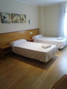 a room with two beds in a room at Hostal Restaurante Taracena in Yunquera de Henares