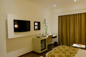 TV a/nebo společenská místnost v ubytování Ramee Grand Hotel and Spa, Pune