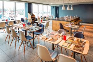 a restaurant with tables and chairs and a bar at ibis London Elstree Borehamwood in Borehamwood