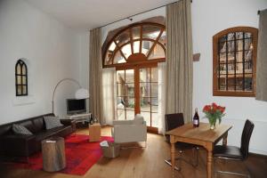 uma sala de estar com um sofá e uma mesa em Weinloft Staufen em Staufen