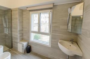 une salle de bain avec un lavabo et une fenêtre dans l'établissement Langhe Apartment - Mondovì, à Mondovi 21 autres photos
